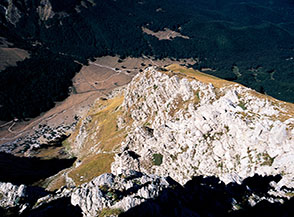 Un tratto della spettacolare Cresta Ovest del Corvo, che sprofonda con panorami mozzafiato sulla Val Chiarino.