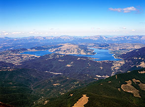 Il turchese Lago di Campotosto ripreso dalla Cresta Ovest del Corvo.