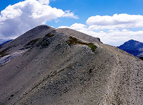 La cima di Monte Corvo vista dalla Vetta Occidentale.