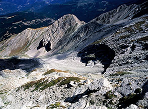 Dalla Vetta Occidentale del Corvo si ha una vista superba sulla sottostante Valle Crivellaro.