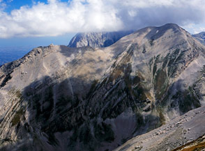 La montagna d&rsquo;Intermesoli con le sue due vette (Vetta Settentrionale a sx e Pizzo sulla dx), vista dal Monte Corvo.