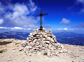 La croce in vetta al Monte Corvo.