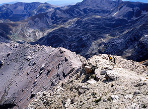 Primi passi sulla detritica Cresta Est di Monte Corvo, sullo sfondo la Conca del Venacquaro.