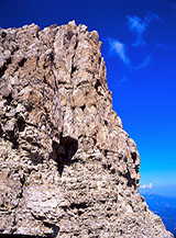 Lo strapiombo lungo la Cresta Est del Monte Corvo.