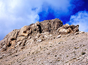 Massiccie torri di calcare interrompono la continuit&agrave; della Cresta Est del Monte Corvo.