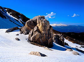 Il grande macigno di roccia che si erge al centro della Valle Fosso del Monte.