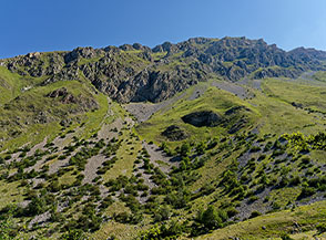 La Val Chiarino sotto la bastionata rocciosa della Cresta Ovest del Monte Corvo.