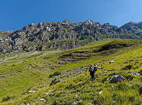 In ripida salita sui pendii de le Scaffette sotto la Cresta Ovest del Monte Corvo.