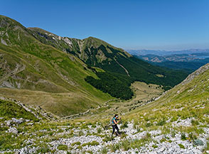 Durante la faticosa salita alla Grotta del Capraro con la Val Chiarino alle nostre spalle.