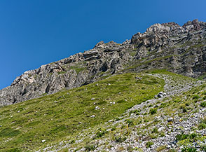 Avvicinandosi alle pareti della Cresta Ovest del Monte Corvo.