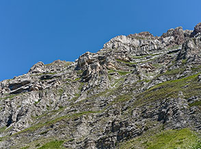 Le stratificazioni rocciose messe a nudo sull&rsquo;impressionante Cresta Ovest del Monte Corvo.