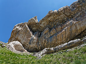 Il colossale tetto di roccia che nasconde alla base la Grotta del Capraro.