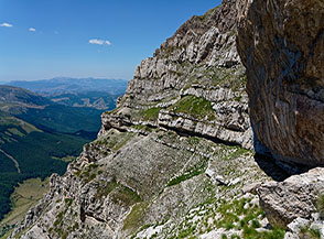 Il possente muraglione meridionale della Cresta Ovest del Monte Corvo visto dalla Grotta del Capraro.