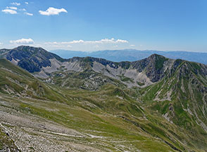 Vista dalla Grotta del Capraro sul vasto anfiteatro glaciale dell&rsquo;Alta Val Chiarino.