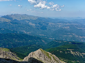 Panorama verso la Laga dalla cresta che collega le due cime del Monte Corvo, sotto di noi al sole la Cima del Mozzone.