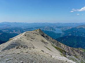 Vista sulla Vetta Occidentale del Monte Corvo con il Lago di Campotosto sullo sfondo.