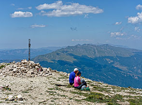 Pausa sulla cima di Monte Corvo (Vetta Orientale) con la Laga sullo sfondo.