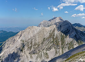 Il Pizzo d&rsquo;Intermesoli con alle spalle il Corno Piccolo visti dal Monte Corvo.