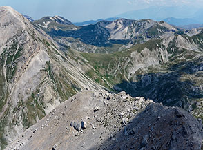 Vista verso Campo Pericoli dal Monte Corvo, sotto di noi la cresta de le Renare dove siamo diretti.