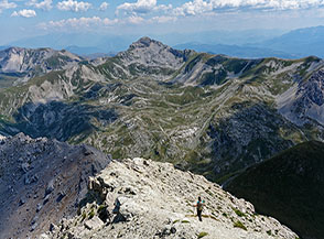 Inizio della discesa lungo il filo della Cresta Sud-Est del Monte Corvo, di fronte a noi l&rsquo;immensa conca del Venacquaro dominata dal Pizzo Cefalone.