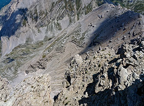 Tra le aspre guglie della Cresta Sud-Est del Monte Corvo scorgiamo la costa di Capovelle.