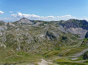 Dalla Sella di Monte Corvo vista sulla vasta conca glaciale dell&rsquo;Alto Venacquaro, di fronte a noi si erge Pizzo Cefalone mentre sulla dx troviamo Cima delle Malecoste.