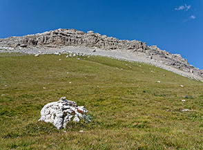 Vista su la cresta rocciosa de le Renare da Sella di Monte Corvo.