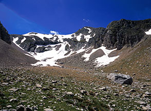La parte alta del Valle Crivellaro, chiusa da uno splendido anfiteatro di quinte rocciose.