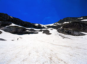 Risalendo l&rsquo;ampio nevaio alla testata del Valle Crivellaro, verso la ripida rampa passaggio obbligato per la direttissima su neve.