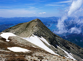 Scorcio sul nevaio che dai piedi del cucuzzolo sommitale della Vetta Occidentale del Corvo scende sui salti di roccia della Valle Crivellaro.