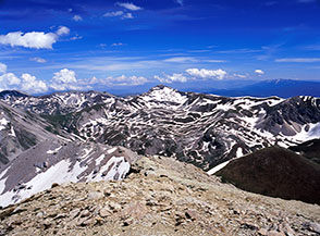 Vista sul Pizzo Cefalone, che sottende l&rsquo;immenso circo glaciale del Venacquaro, dalla cima del Monte Corvo.