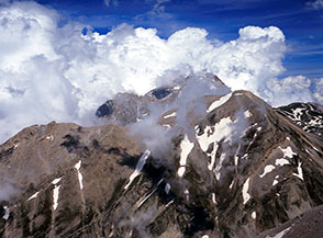 Le due cime dell&rsquo;Intermesoli fra fugaci nuvole.