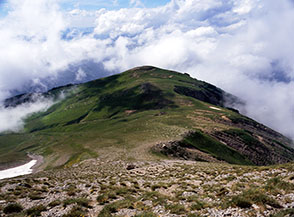 Quasi al termine della Cresta Nord della Vetta Occidentale del Corvo, vista sul verde Colle delle Monache.