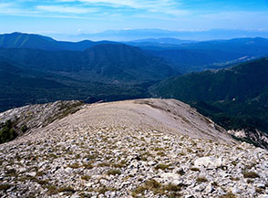 La panoramica Cresta Sud del Cotento cala ripida sulla Valle dell&rsquo;Aniene.