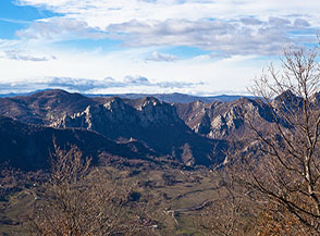 Panorama sulle Dolomiti di Pietrapertosa (sulla sx) e di Castelmezzano dalla cresta di Costa la Rossa.