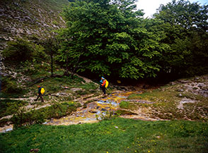 Attraversamento del torrente sul fondo della graziosa Valle di San Pietro.