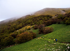 Il sentiero che taglia la testata della Valrachena verso la Grotta di Monte Cucco.