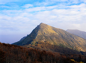 La piramide del Monte Cisa punta verso il cielo.