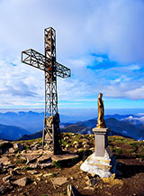 La croce e la Madonnina in vetta al Monte Cusna.