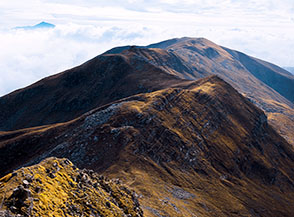 Uno sgaurdo d&rsquo;insieme alla lunga cresta che dal Monte Cusna si allunga verso sud-est.