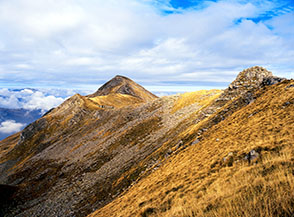 Sasso del morto (in primo piano) e Monte Cusna ripresi dal Sud.