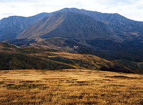 Sui pendii prativi nei pressi del Passone, al centro s&rsquo;intravede il Rifugio Battisti ed all&rsquo;orizzonte il Monte Prato.