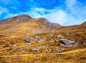 Uno sgaurdo al Monte Cusna dal Sentiero delle Veline.