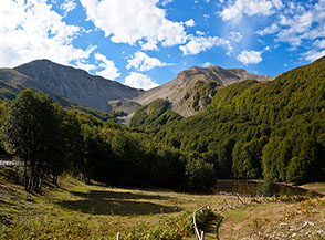 Alla partenza del sentiero dal Lago Laudemio con vista sulla Spalla dell&rsquo;Imperatrice, la bellissima cresta che conduce in cima al Monte del Papa.