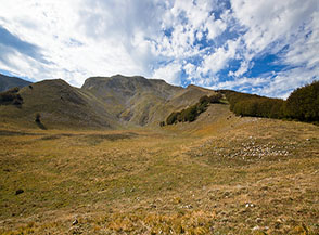 Ai piedi dell&rsquo;ameno circo glaciale pensile sul Versante Nord del Monte del Papa (sullo sfondo).