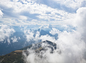 &ldquo;Sospeso fra le nuvole&ldquo; (cima meridionale del Monte del Papa).