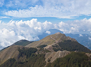 Dalla cima meridionale del Monte del Papa vista sul Santuario della Madonna del Sirino.