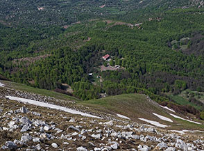 Vista sul Rifugio Conserva dalla Cresta Nord di Timpa Scazzariddo.
