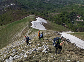 Sul filo della ripida Cresta Nord di Timpa Scazzariddo.