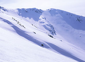Un ripido pendio innevato scende sul Versante Nord di Monte Fragara.
